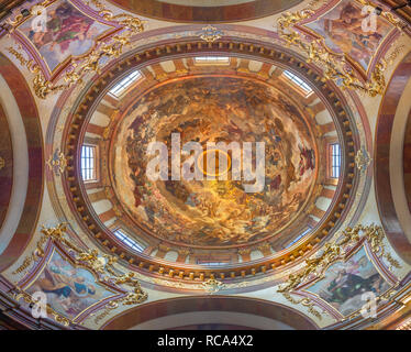 Praga, Repubblica Ceca - 12 ottobre 2018: l'affresco del Giudizio Ultimo e quattro Evangelisti nella cupola della chiesa di San Francesco d Assisi Foto Stock