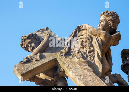 Praga - le staue barocca della Madonna e di San Bernardo e Cristo da Charles Bridge originariamente da Václav Matěj Jäckel, (1709). Foto Stock