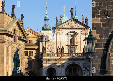 Praghe - La facciata di San Salvator chiesa e Křižovnické square dal Charles Bridge. Foto Stock
