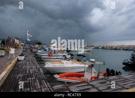 Aria di tempesta su Latchi Harbour, Cipro. Foto Stock