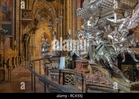 Praga, Repubblica Ceca - 14 ottobre 2018: l'argento armati di pietra tombale di st. Giovanni di Nepomuk nella cattedrale di San Vito da Antonio Corradini Foto Stock