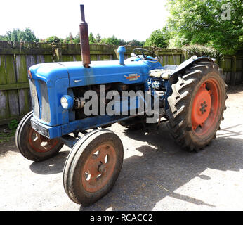 Trattori Ford UK. Un gruppo di lavoro Fordson Power Major trattore fabbricato a classic,classicalDagenham, Inghilterra (1958-1961) Foto Stock