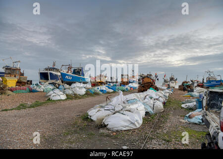 Commerciale barche da pesca sulla spiaggia di ciottoli a Hastings East Sussex Regno Unito, la più grande spiaggia lanciato flotta da pesca costiera in Europa Foto Stock