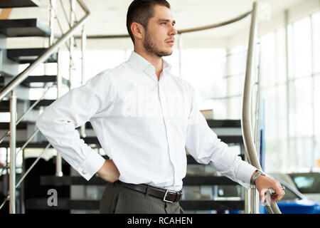 Ritratto di grave imprenditore, headshot di concentrato di fiducia lavoratore di sesso maschile o direttore in posa di un ufficio moderno. Foto Stock