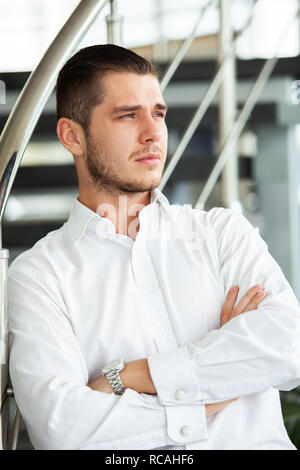 Ritratto di grave imprenditore, headshot di concentrato di fiducia lavoratore di sesso maschile o direttore in posa di un ufficio moderno. Foto Stock