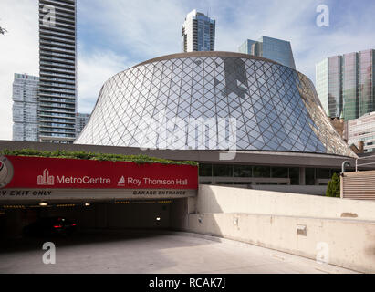 Roy Thomson Hall e parcheggio in garage ingresso. Città di Toronto, Ontario, Canada. Foto Stock