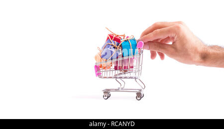 Mano spingendo il carrello pieno di shopping Foto Stock