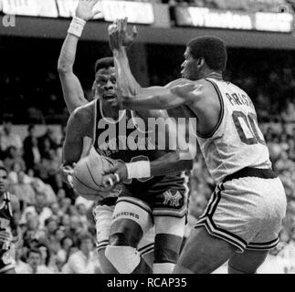 Azione di gioco New York Knicks Patrick Ewing e Celtics Bosotn Robert parrocchia al Fleet Center di Boston MA USA 1997 foto di bill belknap Foto Stock