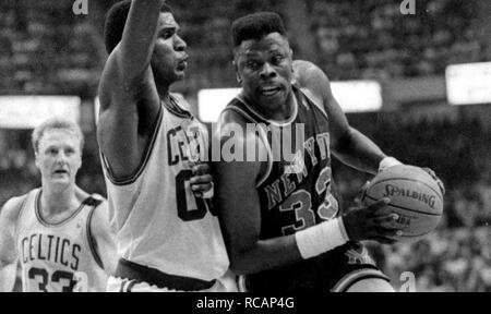 Azione di gioco New York Knicks Patrick Ewing e Celtics Bosotn Robert parrocchia al Fleet Center di Boston MA USA 1997 foto di bill belknap Foto Stock