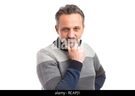 Ritratto di uomo che indossa un maglione invernale mento di toccare con mano isolati su sfondo bianco Foto Stock