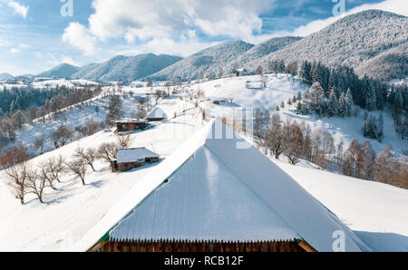 Inverno in Romania tradizionali case contadine coperte di neve in Sirnea villaggio nei pressi di crusca e Brasov, Transilvania, Romania Foto Stock