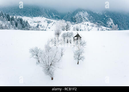 In inverno le montagne dei Carpazi in Sirnea villaggio nei pressi di crusca, Brasov e Sinaia in Romania Foto Stock
