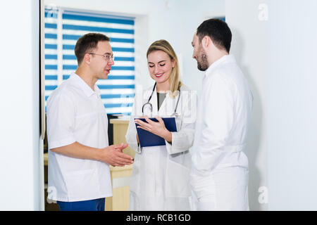 Ritratto del team medico in piedi in ospedale hall Foto Stock