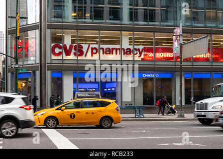 La città di New York, Stati Uniti - 17 Novembre 2018: l'ingresso alla farmacia CVS e Chase Bank sull'Ottava Avenue Foto Stock