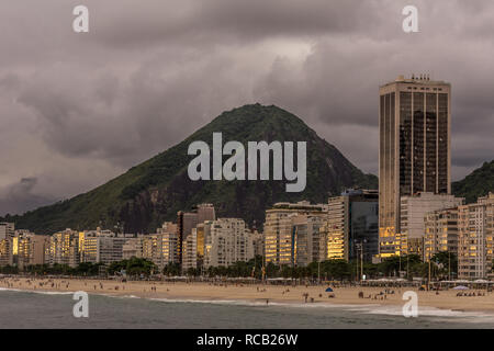 2019, gennaio. Rio de Janeiro, Brasile. Vista panoramica della spiaggia di Copacabana e dai suoi edifici. Foto Stock