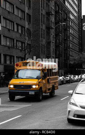 La città di New York, Stati Uniti - 17 Novembre 2018: un colore scegli la foto di una scuola di New York autobus a esso trascina verso West 56th Street Foto Stock