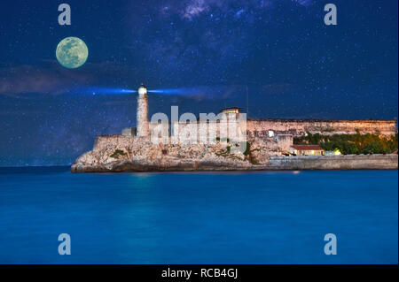 Vista del castello di Morro dal Malecon in una notte di luna piena Foto Stock