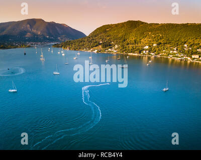 Epic vista mozzafiato della laguna bay area in Lefkada, Grecia con un sacco di yacht ancorati creazione di magnifico panorama Foto Stock