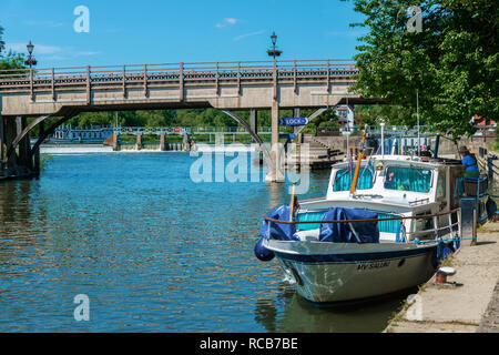 Barche a motore ormeggiato sul fiume Tamigi al di fuori del blocco a Goring-on-Thames nella bellissima valle del Tamigi, Oxfordshire, Inghilterra,UK, Foto Stock
