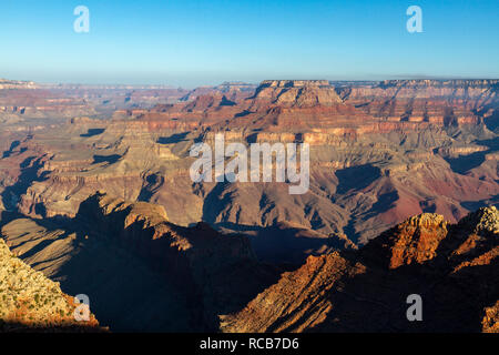 La mattina presto vista guardando verso nord sul Grand Canyon dal punto di Moran area di Outlook sul South Rim, il Parco Nazionale del Grand Canyon, Az, STATI UNITI D'AMERICA. Foto Stock