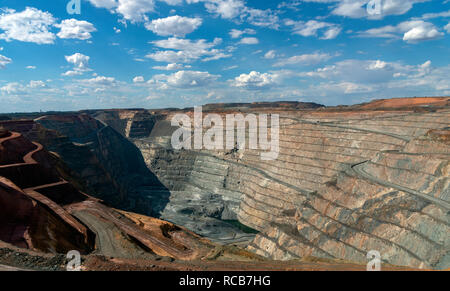 Vista del Fimiston miniera a cielo aperto, noto come il 'Super Pit' una massiccia aprire cast miniera d'oro nella periferia di Kalgoorlie, Australia occidentale Foto Stock