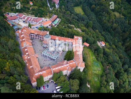 Bella vista aearial del leggendario bulgaro antico monastero di Rila Foto Stock