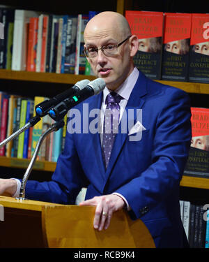 CORAL GABLES, FL - gennaio 12: Autore Brad Meltzer parla e segni copie del suo nuovo libro "Il primo complotto: il segreto complotto per uccidere George Washington' a libri e libri Coral Gables on gennaio 12, 2019 in Coral Gables, Florida. Credito: MPI10 / MediaPunch Foto Stock