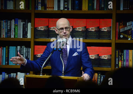 CORAL GABLES, FL - gennaio 12: Autore Brad Meltzer parla e segni copie del suo nuovo libro "Il primo complotto: il segreto complotto per uccidere George Washington' a libri e libri Coral Gables on gennaio 12, 2019 in Coral Gables, Florida. Credito: MPI10 / MediaPunch Foto Stock