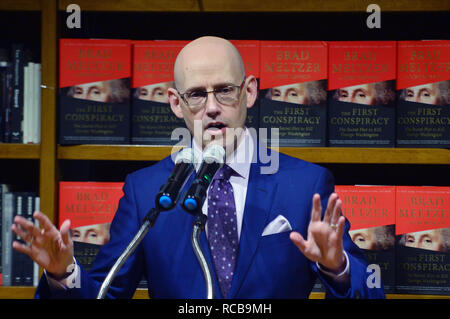 CORAL GABLES, FL - gennaio 12: Autore Brad Meltzer parla e segni copie del suo nuovo libro "Il primo complotto: il segreto complotto per uccidere George Washington' a libri e libri Coral Gables on gennaio 12, 2019 in Coral Gables, Florida. Credito: MPI10 / MediaPunch Foto Stock