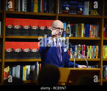 CORAL GABLES, FL - gennaio 12: Autore Brad Meltzer parla e segni copie del suo nuovo libro "Il primo complotto: il segreto complotto per uccidere George Washington' a libri e libri Coral Gables on gennaio 12, 2019 in Coral Gables, Florida. Credito: MPI10 / MediaPunch Foto Stock