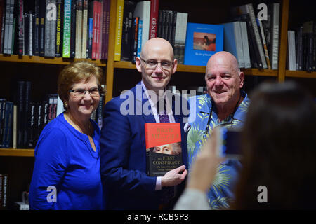 CORAL GABLES, FL - gennaio 12: Autore Brad Meltzer parla e segni copie del suo nuovo libro "Il primo complotto: il segreto complotto per uccidere George Washington' a libri e libri Coral Gables on gennaio 12, 2019 in Coral Gables, Florida. Credito: MPI10 / MediaPunch Foto Stock