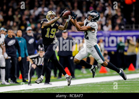 New Orleans, LA, Stati Uniti d'America. Xiii gen, 2019. New Orleans Saints wide receiver Ted Ginn Jr (19) Si ritiene che le catture di un sorpasso ai danni di Philadelphia Eagles cornerback Rasul Douglas (32) presso la Mercedes-Benz Superdome di New Orleans, LA. Stephen Lew/CSM/Alamy Live News Foto Stock