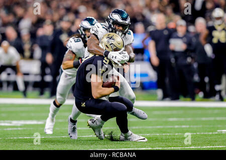 New Orleans, LA, Stati Uniti d'America. Xiii gen, 2019. New Orleans Saints quarterback Drew Brees (9) viene affrontato da Philadelphia Eagles sicurezza Malcolm Jenkins (27) Mercedes-Benz Superdome di New Orleans, LA. Stephen Lew/CSM/Alamy Live News Foto Stock