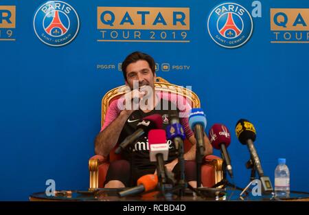 Atene. Xiv gen, 2019. Paris Saint-Germain italiani del portiere Gianluigi Buffon parla nel corso di una conferenza stampa mentre in corrispondenza di una (PSG) winter training camp presso la zona aspirano Foundation in Qatar capitale Doha il 14 gennaio 2019. Credito: Nikku/Xinhua/Alamy Live News Foto Stock