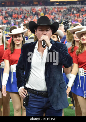 Arlington, TX, Stati Uniti d'America. 29 Dic, 2018. Country e Western star della musica il camminatore di argilla alla NCAA Football Cotton Bowl tra la Clemson Tigers e la Cattedrale di Notre Dame Fighting Irish di AT&T Stadium di Arlington, TX. (Assoluta fotografo completo & Company Credit: Joe Calomeni/MarinMedia.org/Cal Sport Media) Credito: csm/Alamy Live News Foto Stock