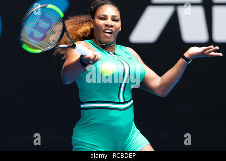 Melbourne, Australia. 15 gennaio, 2019. Serena Williams in azione durante il suo primo round in abbinamento al 2019 Australian Open Grand Slam torneo di tennis a Melbourne, Australia. Frank Molter/Alamy Live news Foto Stock