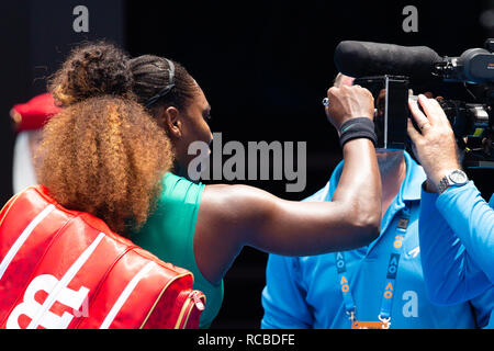 Melbourne, Australia. 15 gennaio, 2019. Serena Williams segni dopo il suo primo round in abbinamento al 2019 Australian Open Grand Slam torneo di tennis a Melbourne, Australia. Frank Molter/Alamy Live news Foto Stock