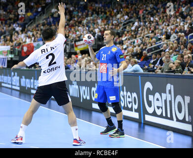 Berlino, Germania. Xiv gen, 2019. Pallamano IHF Uomini del Campionato del Mondo: Francia ala sinistra Mickael Guigou contro la Corea al centro della schiena Hyung Jin Ji Credito: Mickael Chavet/Alamy Live News Foto Stock