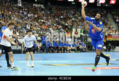 Berlino, Germania. Xiv gen, 2019. Pallamano IHF Uomini del Campionato del Mondo: la Francia a sinistra posteriore Timothey N'Guessan tenta un tiro Credito: Mickael Chavet/Alamy Live News Foto Stock