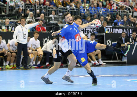 Berlino, Germania. Xiv gen, 2019. Pallamano IHF Uomini del Campionato del Mondo: la Francia a destra indietro Nedim Remili viene passato in Corea a sinistra posteriore Young Jun Park per tentare un tiro Credito: Mickael Chavet/Alamy Live News Foto Stock