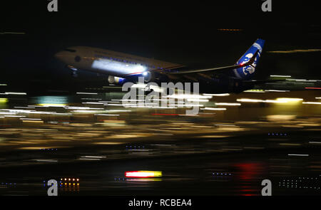 San Diego, California, Stati Uniti d'America. Xiv gen, 2019. 14 gennaio 2019 - San Diego, California, Stati Uniti d'America - Un Alaska Airlines jet si discosta di notte da Aeroporto Internazionale di San Diego. Credito: KC Alfred/ZUMA filo/Alamy Live News Foto Stock