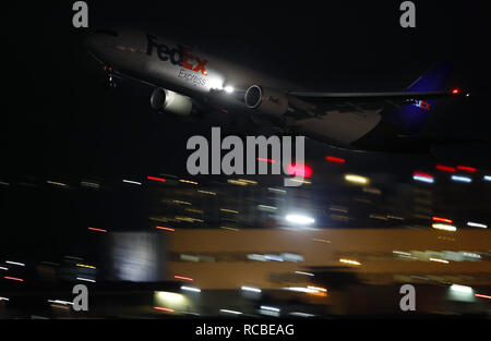 San Diego, California, Stati Uniti d'America. Xiv gen, 2019. 14 gennaio 2019 - San Diego, California, Stati Uniti d'America - un FedEx Boeing 767 prende il volo notturno da Aeroporto Internazionale di San Diego. Credito: KC Alfred/ZUMA filo/Alamy Live News Foto Stock