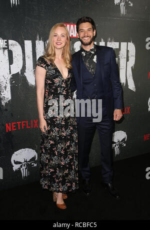 Hollywood, CA. Xiv gen, 2019. Deborah Ann Woll, Ben Barnes, assiste alla meraviglia che 'The Punisher' Los Angeles Premiere a ArcLight Hollywood in Hollywood, la California il 14 gennaio 2019. Credito: Faye Sadou/media/punzone Alamy Live News Foto Stock