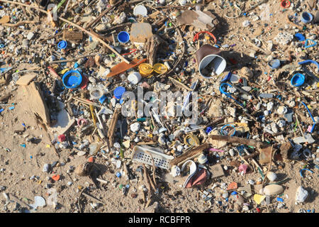 Beirut, Libano. Il 15 gennaio 2019. Centinaia di oggetti in materiale plastico comprendente elementi di consumo sono abbandonati e lavato su di una spiaggia pubblica a sud di Beirut. Si stima che 1,1 a 8,8 milioni di tonnellate (MT) di rifiuti di plastica che entra nell'oceano dalla comunità costiere ogni anno e animali marini sono stati lesi da impigliamento in oggetti in plastica Credito: amer ghazzal/Alamy Live News Foto Stock