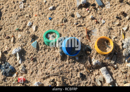 Beirut, Libano. Il 15 gennaio 2019. Centinaia di oggetti in materiale plastico comprendente elementi di consumo sono abbandonati e lavato su di una spiaggia pubblica a sud di Beirut. Si stima che 1,1 a 8,8 milioni di tonnellate (MT) di rifiuti di plastica che entra nell'oceano dalla comunità costiere ogni anno e animali marini sono stati lesi da impigliamento in oggetti in plastica Credito: amer ghazzal/Alamy Live News Foto Stock