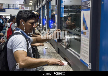 Buenos Aires, capitale federale, Argentina. Xiv gen, 2019. A partire da sabato, 12 gennaio, viaggiando con i mezzi di trasporto pubblico nella regione della capitale e di Buenos Aires è più costoso. Nel primo trimestre di quest'anno, il prezzo del trasporto pubblico salirà da una media di 1 pesos al mese. Gli aumenti sono previsti per governare in tre fasi. Il primo è entrato in vigore il sabato 12 gennaio, e le altre due da 15 Febbraio e Marzo. Credito: Roberto Almeida Aveledo/ZUMA filo/Alamy Live News Foto Stock