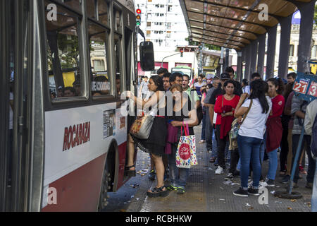 Buenos Aires, capitale federale, Argentina. Xiv gen, 2019. A partire da sabato, 12 gennaio, viaggiando con i mezzi di trasporto pubblico nella regione della capitale e di Buenos Aires è più costoso. Nel primo trimestre di quest'anno, il prezzo del trasporto pubblico salirà da una media di 1 pesos al mese. Gli aumenti sono previsti per governare in tre fasi. Il primo è entrato in vigore il sabato 12 gennaio, e le altre due da 15 Febbraio e Marzo. Credito: Roberto Almeida Aveledo/ZUMA filo/Alamy Live News Foto Stock