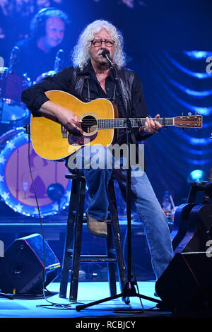 Stuart, FL, Stati Uniti d'America. Xiv gen, 2019. Arlo Guthrie esegue al teatro lirico su gennaio 14, 2019 in Stuart, Florida. Credito: Mpi04/media/punzone Alamy Live News Foto Stock