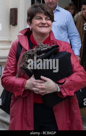 Londra, Regno Unito. 15 gennaio, 2019. Arlene Foster, leader dei democratici di partito unionista (DUP), lascia la British Academy dopo aver parlato con il lancio di "un affare migliore' Opuscolo con David Davis MP, Dominic Raab MP e signore Lilley. L'opuscolo presenta una serie di proposte per un'alternativa dell'Unione europea accordo di ritiro. Credito: Mark Kerrison/Alamy Live News Foto Stock