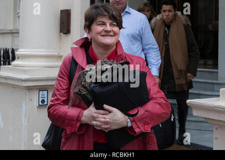 Londra, Regno Unito. 15 gennaio, 2019. Arlene Foster, leader dei democratici di partito unionista (DUP), lascia la British Academy dopo aver parlato con il lancio di "un affare migliore' Opuscolo con David Davis MP, Dominic Raab MP e signore Lilley. L'opuscolo presenta una serie di proposte per un'alternativa dell'Unione europea accordo di ritiro. Credito: Mark Kerrison/Alamy Live News Foto Stock